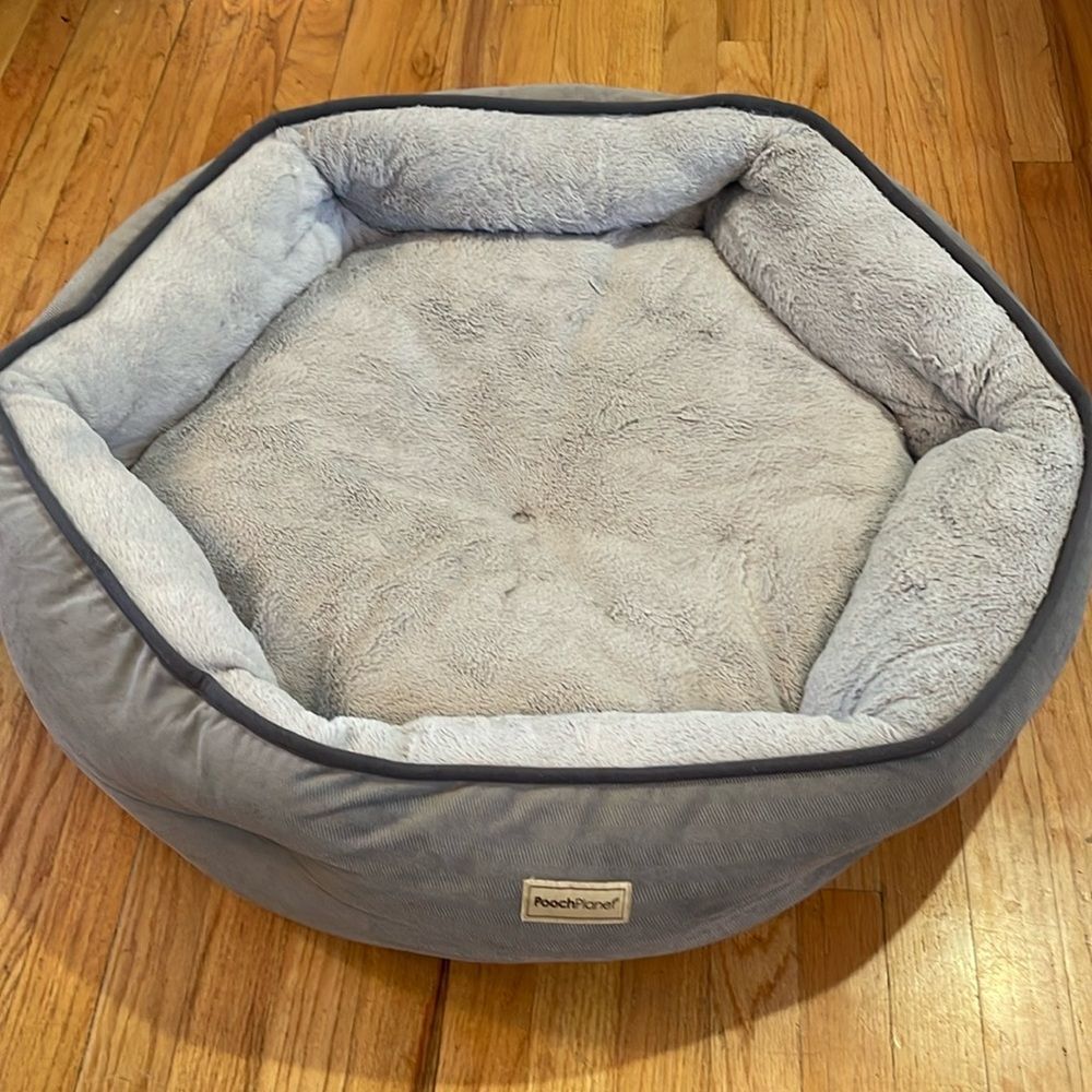 Excellent dog bed!! For medium dogs!!